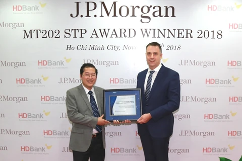 Lãnh đạo HDBank nhận giải từ J.P Morgan Chase trao tặng. (Nguồn: HDBank)