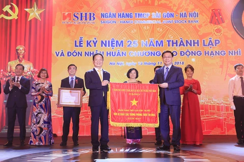 Phó Thủ tướng Vương Đình Huệ trao Huân chương Lao động hạng Nhì lần thứ hai cho SHB. (Nguồn: SHB)