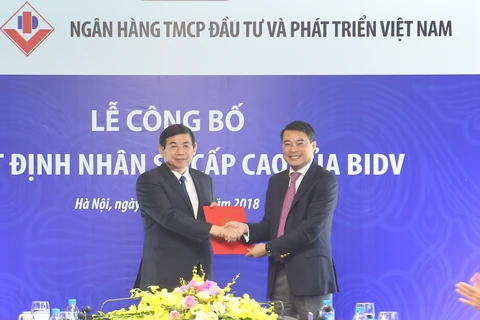Thống đốc NHNN Lê Minh Hưng trao quyết định giao ông Phan Đức Tú là người đại diện 40% phần vốn góp của Nhà nước tại BIDV. (Nguồn: BIDV)