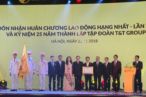 Ban lãnh đạo T&T Group đón nhận Huân chương Lao động Hạng Nhất lần thứ 2. (Ảnh: H.T/Vietnam+)