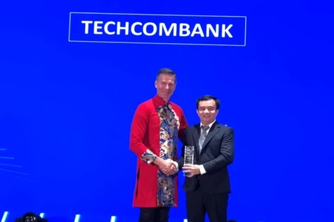Lãnh đạo Techcombank nhận giải thưởng từ Giám đốc châu Á Thái Bình Dương của Visa. (Nguồn: CTV)