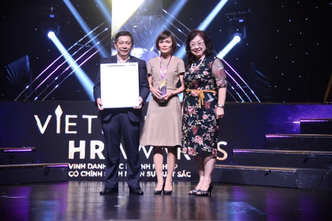 Phó Tổng Giám đốc Nguyễn Hoàng Dũng đại diện VietinBank nhận giải thưởng Vietnam HR Awards 2018. (Nguồn: CTV)