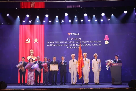 Ông Nguyễn Văn Bình - Ủy Viên Bộ Chính trị - Bí thư Trung ương Đảng – Trưởng Ban Kinh tế Trung ương trao tăng Huân chương lao động cho TPBank. (Nguồn: TPBank)