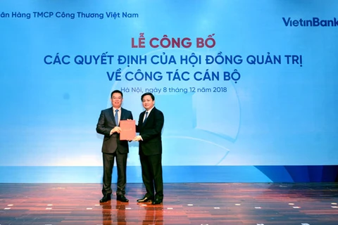 Chủ tịch HĐQT VietinBank Lê Đức Thọ trao Quyết định bổ nhiệm chức vụ Tổng Giám đốc VietinBank cho ông Trần Minh Bình (trái). (Nguồn: CTV)