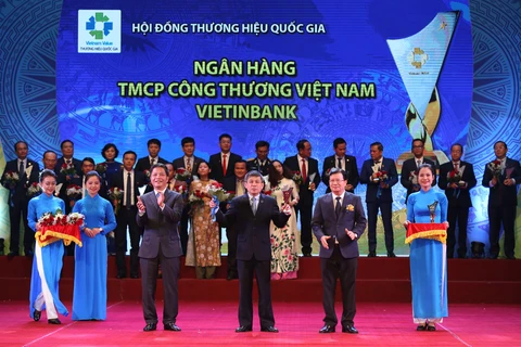 Ông Cát Quang Dương (giữa) đại diện VietinBank nhận giải Thương hiệu Quốc gia năm 2018. (Nguồn: CTV)