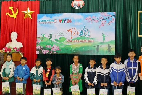 Bà Phạm Thị Hiền, Phó Tống giám đốc ABBANK tặng quà cho các em nhỏ. (Nguồn: CTV)