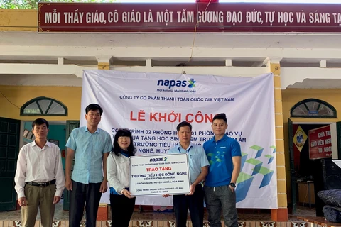 Bà Nguyễn Tú Anh, Chủ tịch HĐQT NAPAS trao tặng công trình phòng học và phòng giáo vụ cho Trường tiểu học Đồng Nghê - điểm trường xóm Ấm. (Nguồn: NAPAS)