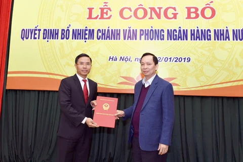 Phó Thống đốc Đào Minh Tú trao quyết định cho tân Chánh văn phòng NHNN. (Nguồn: NHNN)