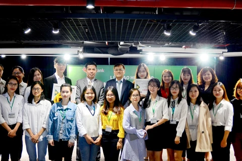 Ban lãnh đạo VPBank cùng các bạn sinh viên xuất sắc nhận học bổng tài năng. (Nguồn: CTV)