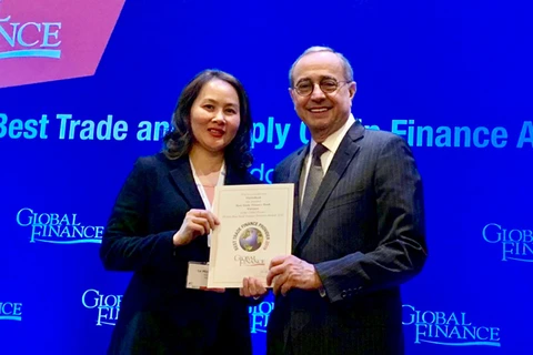 Đại diện VietinBank nhận giải thưởng do Tạp chí Global Finance trao tặng. (Nguồn: CTV)