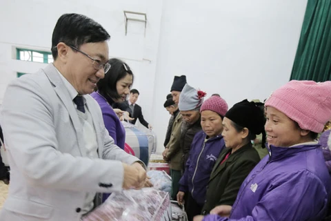 Tổng Giám đốc Dương Quyết Thắng trao tặng quà Tết tới các hộ nghèo, gia đình chính sách trên địa bàn huyện Nguyên Bình (Cao Bằng). (Nguồn: CTV)