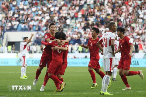 Các cầu thủ ăn mừng sau bàn gỡ hòa của Công Phượng. (Nguồn: AFP/TTXVN)