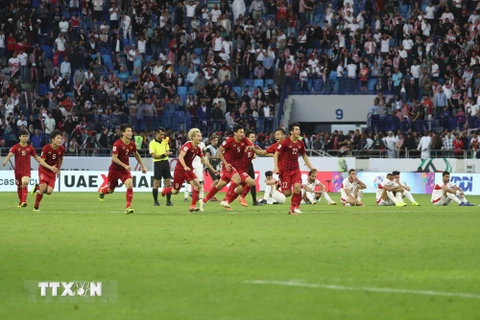 Niềm vui chiến thắng của các tuyển thủ Việt Nam sau khi Bùi Tiến Dũng thực hiện thành công quả penalty quyết định (Nguồn: AFP/TTXVN)