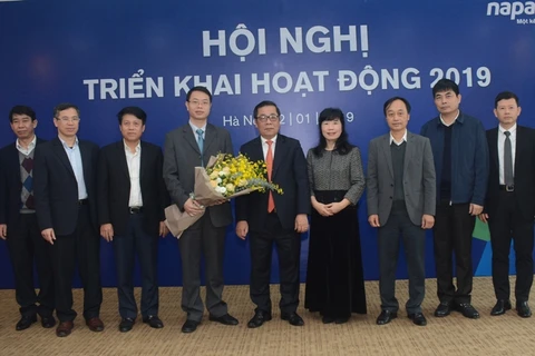 Ông Nguyễn Quang Hưng (thứ 5 từ trái sang) được bổ nhiệm làm Tổng Giám đốc Napas. (Ảnh: CTV/Vietnam+)