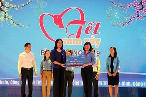 Phó Tổng Giám đốc Agribank Nguyễn Thị Phượng trao tặng 4.000 vé xe cho công nhân lao động có hoàn cảnh khó khăn làm việc tại các khu công nghiệp và các nhà máy lớn tại Bình Dương và TP Hồ Chí Minh. (Ảnh: CTV)