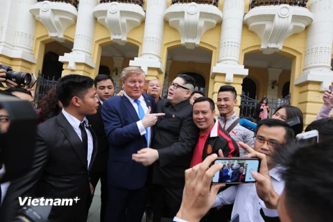 Cặp đôi 'Trump-Kim Jong-un' tươi cười chụp ảnh cùng người dân Hà Nội