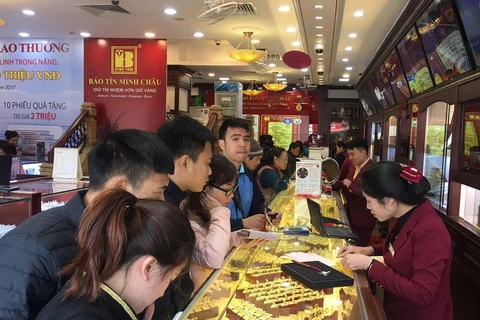 Giao dịch vàng tại Bảo Tín Minh Châu. (Ảnh: CTV/Vietnam+)