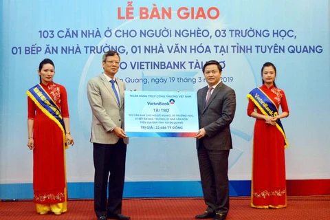 Chủ tịch HĐQT VietinBank trao tài trợ cho tỉnh Tuyên Quang. (Ảnh: CTV/Vietnam+)