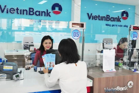 Giao dịch tại VietinBank. (Ảnh: CTV/Vietnam+)