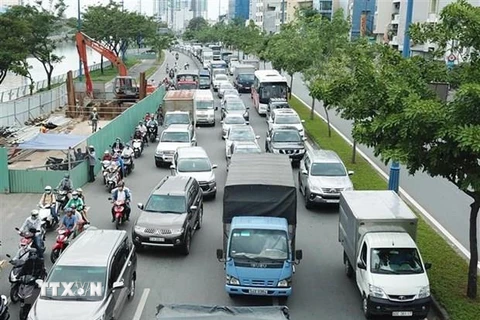 Các phương tiện di chuyển trên đại lộ Võ Văn Kiệt ở Thành phố Hồ Chí Minh. (Ảnh: Hoàng Hải/TTXVN)