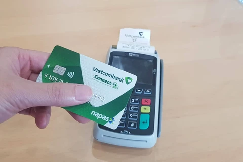 Thẻ chip nội địa của Vietcombank vừa được phát hành. (Ảnh: Thúy Hà/Vietnam+)