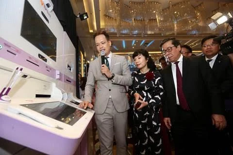 Phó Thống đốc Ngân hàng Nhà nước Nguyễn Kim Anh trải nghiệm tính năng phát hành thẻ chip tại TPBank LiveBank. (Ảnh: CTV)