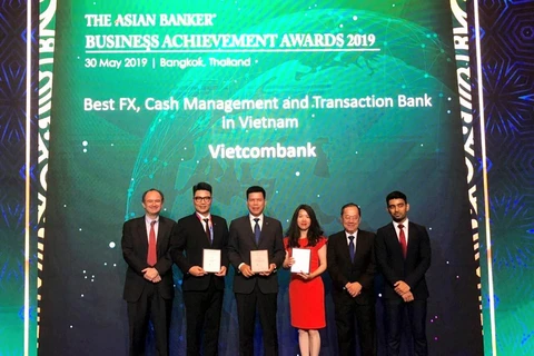 Đại diện Vietcombank, ông Phạm Mạnh Thắng, Phó Tổng Giám đốc (thứ 3 từ trái sang) và bà Phan Khánh Ngọc, Trưởng phòng Quan hệ Công chúng (thứ 3 từ phải sang) nhận giải thưởng do The Asian Banker trao tặng. (Nguồn: CTV)
