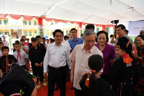 Ông Trần Quốc Vượng cùng lãnh đạo địa phương và lãnh đạo Vietcombank thăm hỏi học sinh của trường. (Ảnh: CTV)