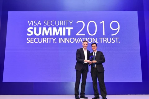 Đại diện Trung tâm thẻ Vietcombank nhận giải thưởng do Tổ chức thẻ quốc tế Visa trao tặng. (Ảnh: CTV)