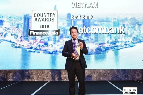Ông Nguyễn Ngọc Ban, Giám đốc công ty tài chính Việt Nam tại Hongkong (Vinafico) nhận giải thưởng từ tạp chí Finance Asia. (Nguồn: CTV)