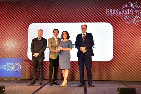 Lãnh đạo Vietcombank nhận giải thưởng từ tạp chí Euromoney trao tặng. (Nguồn: CTV)