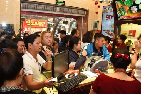 Giao dịch vàng tại Bảo Tín Minh Châu. (Ảnh: CTV)