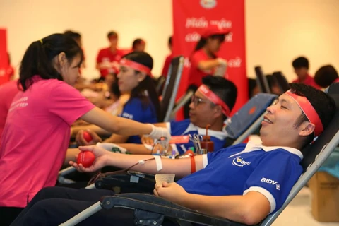 Cán bộ BIDV tích cực tham gia hiến máu nhân đạo. (Ảnh: CTV)