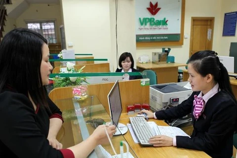 Giao dịch tại VPBank. (Ảnh: CTV/Vietnam+)