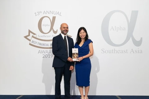Lãnh đạo Vietcombank nhận giải thưởng từ Tạp chí Alpha Southest Asia. (Ảnh: CTV)
