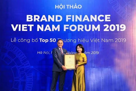 Bà Trần Thu Huyền - Thành viên HĐQT kiêm Giám đốc Khối Nhân sự VietinBank nhận chứng nhận Top 50 Thương hiệu giá trị nhất Việt Nam 2019. (Ảnh: CTV) 
