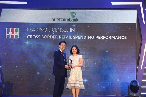 Lãnh đạo Vietcombank nhận giải thường từ Ban tổ chức. (Ảnh: CTV)