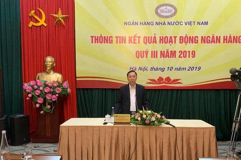 Phó Thống đốc Ngân hàng Nhà nước phát biểu tại buổi họp báo. (Ảnh: T.H/Vietnam+)