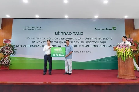 Ông Nghiêm Xuân Thành, Chủ tịch HĐQT Vietcombank (bên trái) trao tặng gói hỗ trợ trị giá 10 tỷ đồng cho thành phố Hải Phòng. (Ảnh: CTV)