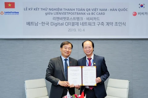 Ông Nguyễn Đình Thắng, Chủ tịch Hội đồng quản trị LienVietPostBank và Ông Lee Mun Whan, Chủ tịch Công ty BC Card ký kết thỏa thuận. (Ảnh: CTV)