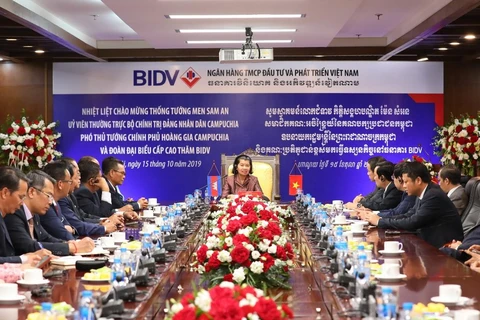 Phó Thủ tướng Campuchia Men Sam An đến thăm và làm việc tại BIDV. (Ảnh: CTV)