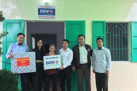 BIDV trao tặng nhà đại đoàn kết cho cụ Phí Thị Gắn tại huyện Thái Thụy. (Ảnh: CTV)