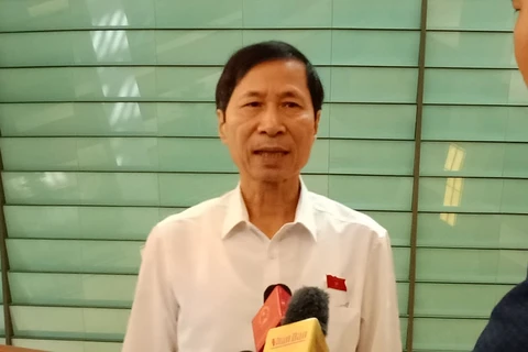 Đại biểu Bùi Văn Phương trả lời báo chí bên hành lang Quốc hội. (Ảnh: PV/Vietnam+)