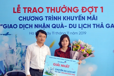Ông Hoàng Xuân Phong, Giám đốc VietinBank Quang Minh trao giải Nhất cho khách hàng may mắn. (Ảnh: Vietnam+)