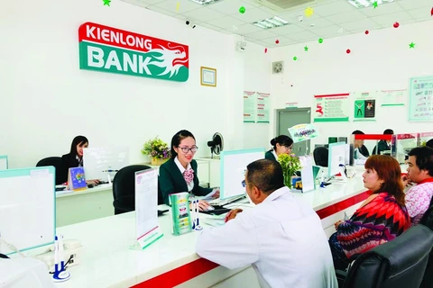 Khách hàng giao dịch tại Kienlongbank. (Ảnh: CTV/Vietnam+)