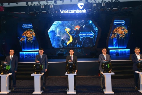 Các đại biểu và đại diện Vietcombank thực hiện nghi thức long trọng tại Hội nghị. (Ảnh: CTV/Vietnam+)