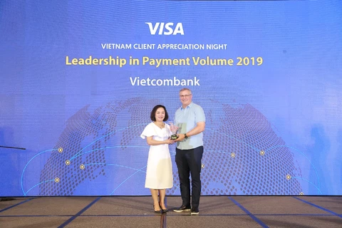 Đại diện Vietcombank (phải) nhận giải Ngân hàng dẫn đầu về doanh số chi tiêu thẻ. (Ảnh: CTV/Vietnam+)