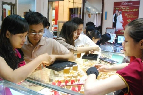 Giao dịch vàng tại Bảo Tín Minh Châu. (Ảnh: Vietnam+)