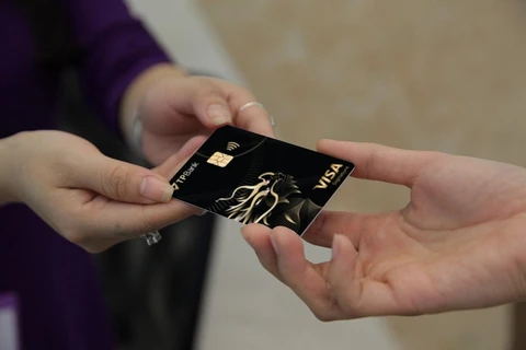 Ra mắt thẻ tín dụng kim loại TPBank Visa Signature. (Ảnh: CTV/Vietnam+)