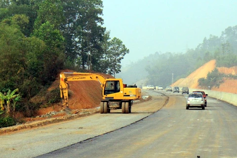 Các đơn vị thi công dự án đường cao tốc Bắc Giang-Lạng Sơn. (Ảnh: Thái Thuần/TTXVN)